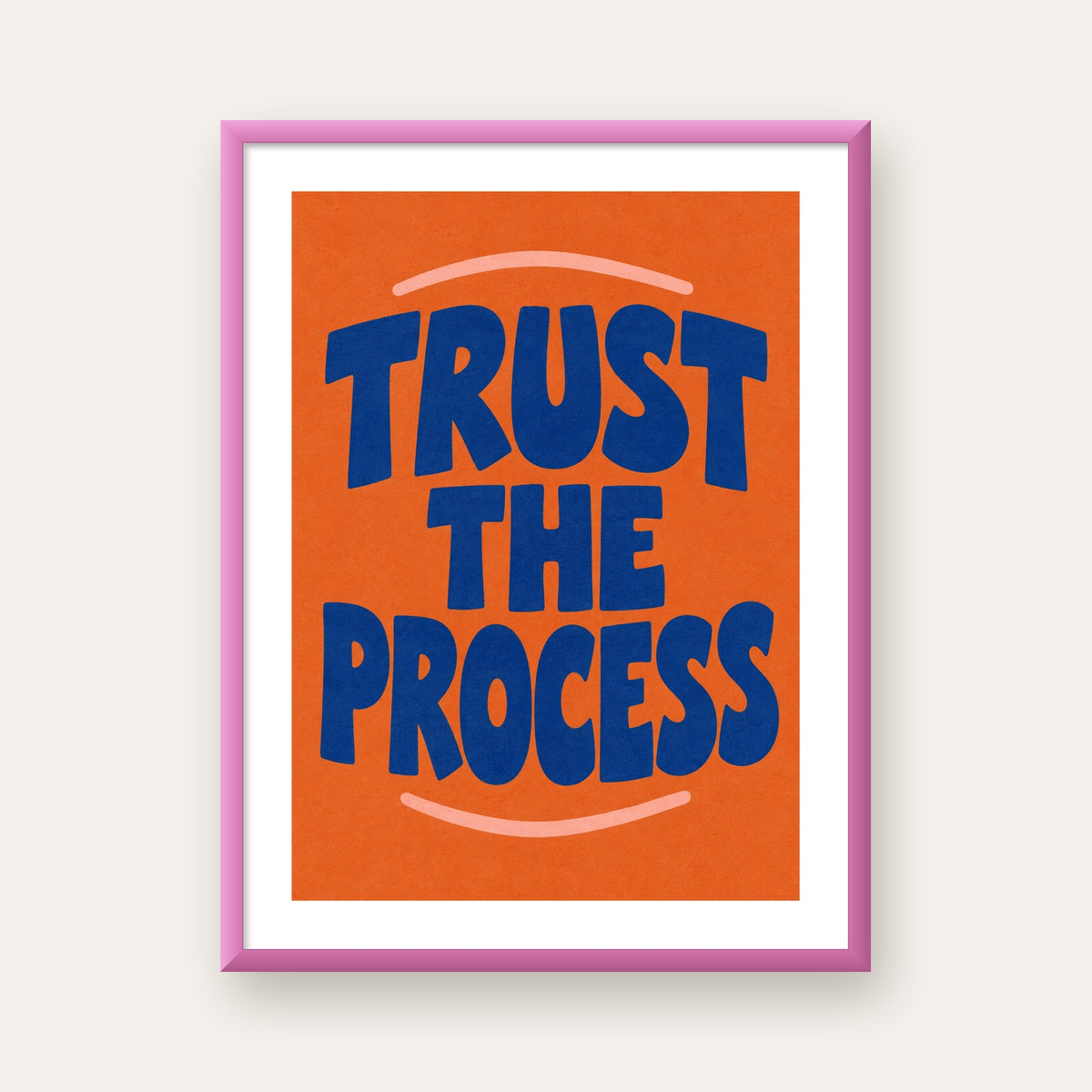 Trust The Process Poster – Motive Edici Tipografi Duvar Dekoru — pembe çerçeveli paspartulu