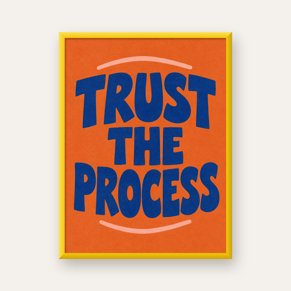 Trust The Process Poster – Motive Edici Tipografi Duvar Dekoru — sarı çerçeveli