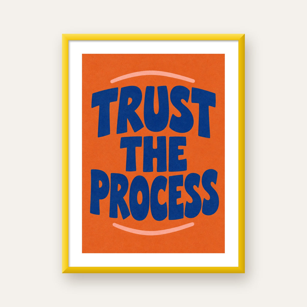 Trust The Process Poster – Motive Edici Tipografi Duvar Dekoru — sarı çerçeveli paspartulu