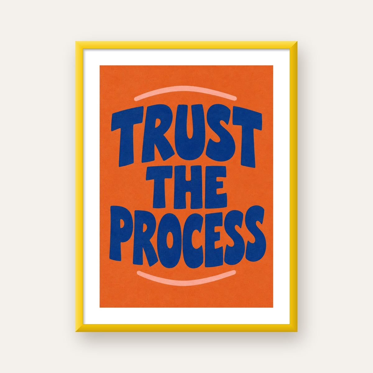 Trust The Process Poster – Motive Edici Tipografi Duvar Dekoru — sarı çerçeveli paspartulu