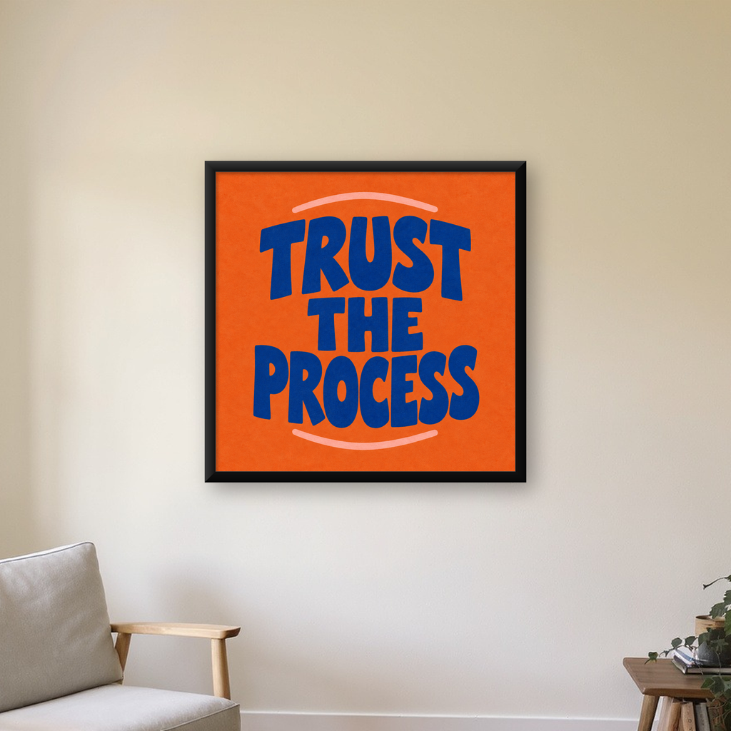 Trust The Process Poster – Motive Edici Tipografi Duvar Dekoru — Kare baskı, çerçeveli hâliyle bir ev duvarında