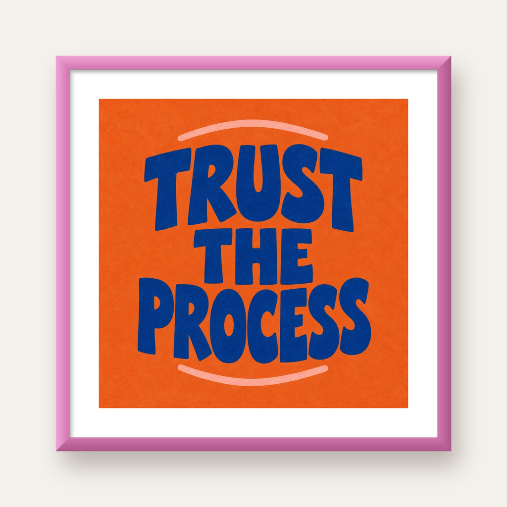 Trust The Process Poster – Motive Edici Tipografi Duvar Dekoru — pembe çerçeveli paspartulu