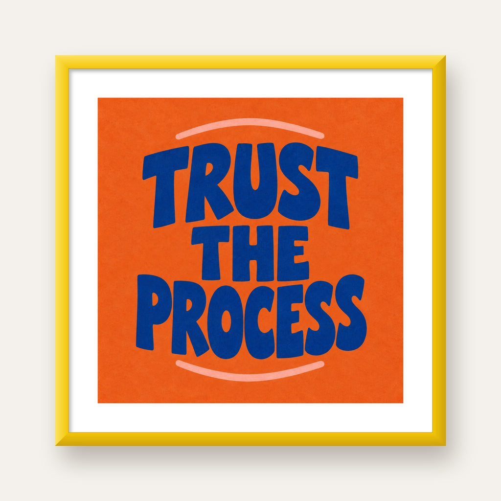 Trust The Process Poster – Motive Edici Tipografi Duvar Dekoru — sarı çerçeveli paspartulu