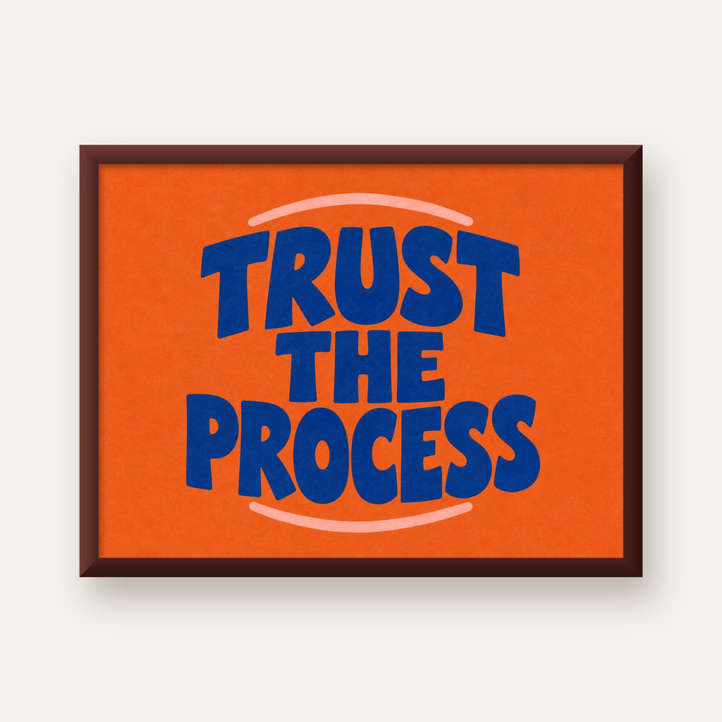 Trust The Process Poster – Motive Edici Tipografi Duvar Dekoru — ceviz çerçeveli