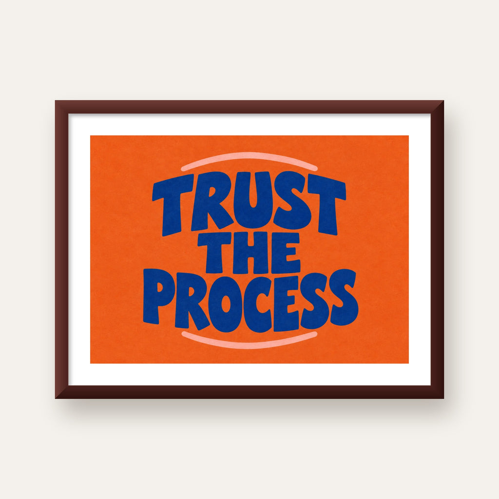 Trust The Process Poster – Motive Edici Tipografi Duvar Dekoru — ceviz çerçeveli paspartulu