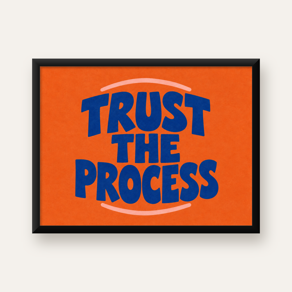 Trust The Process Poster – Motive Edici Tipografi Duvar Dekoru — Yatay baskı, düz siyah çerçeveli duvar posteri