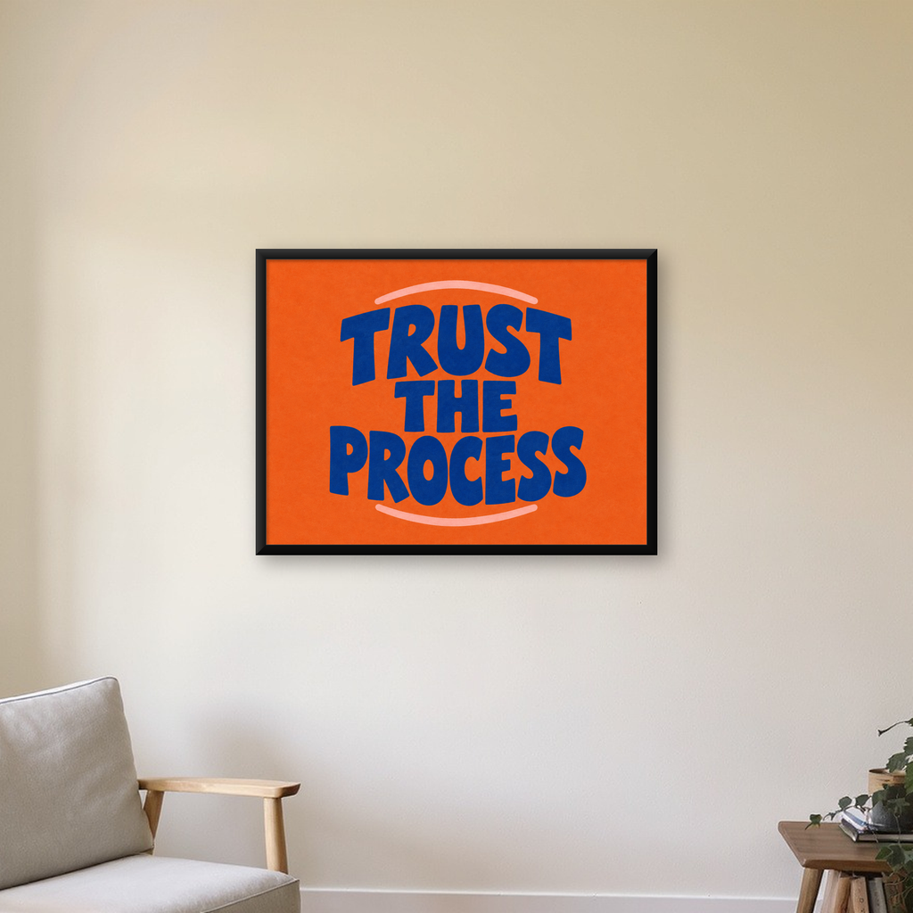 Trust The Process Poster – Motive Edici Tipografi Duvar Dekoru — Yatay baskı, çerçeveli hâliyle bir ev duvarında
