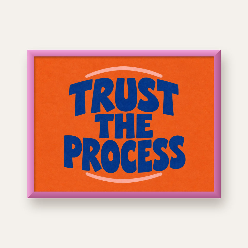 Trust The Process Poster – Motive Edici Tipografi Duvar Dekoru — pembe çerçeveli