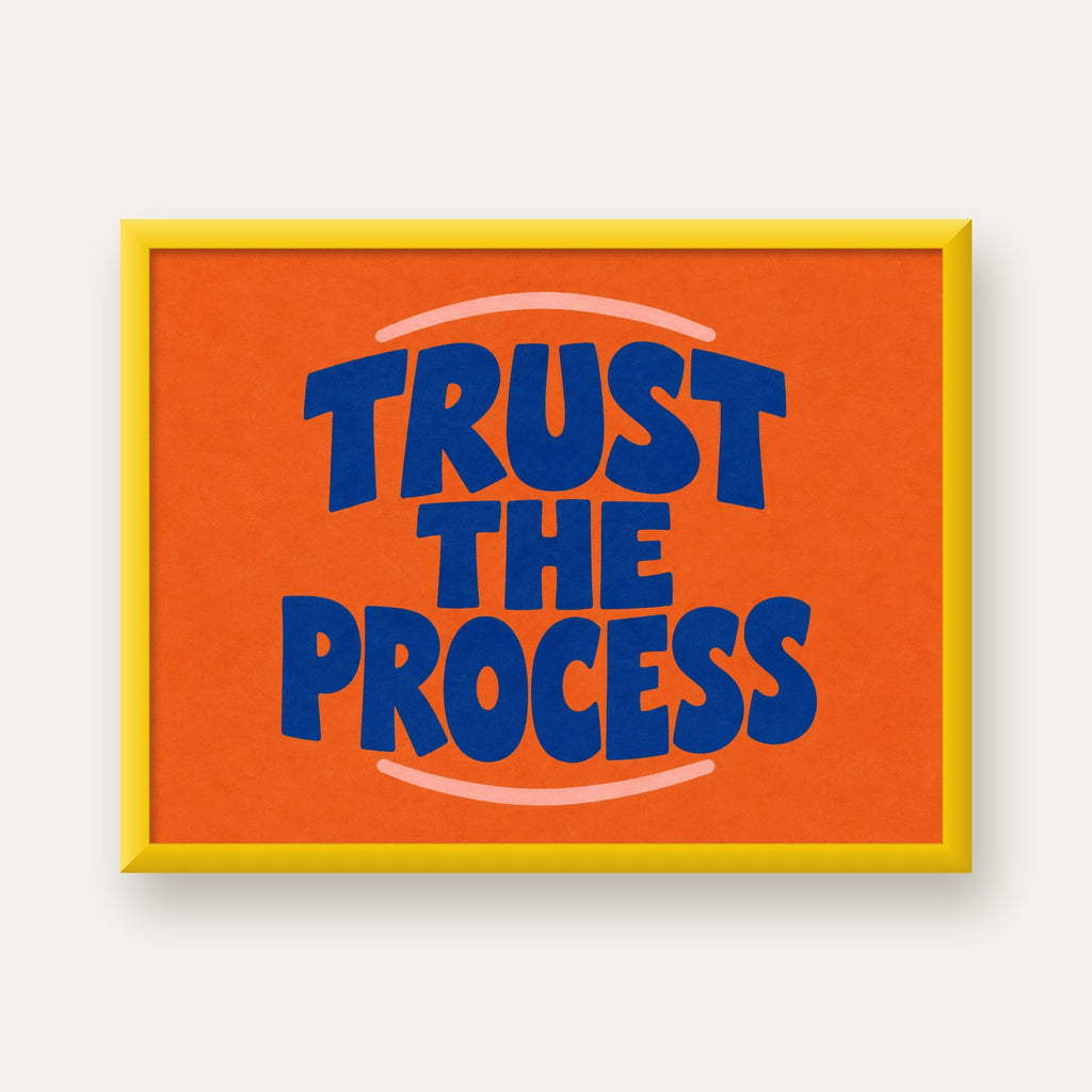 Trust The Process Poster – Motive Edici Tipografi Duvar Dekoru — sarı çerçeveli