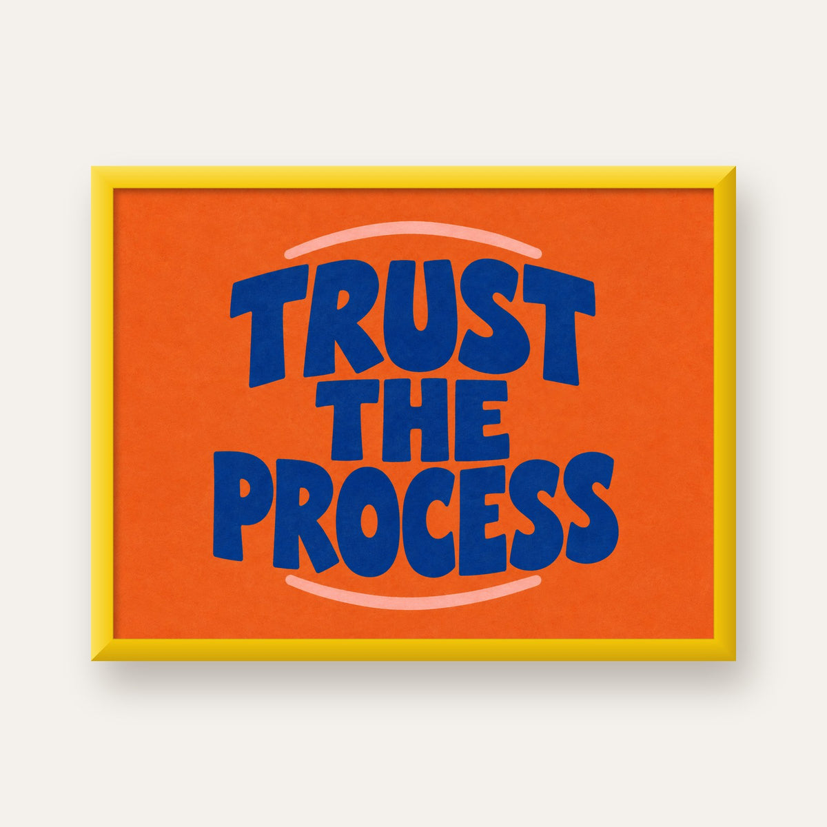 Trust The Process Poster – Motive Edici Tipografi Duvar Dekoru — sarı çerçeveli
