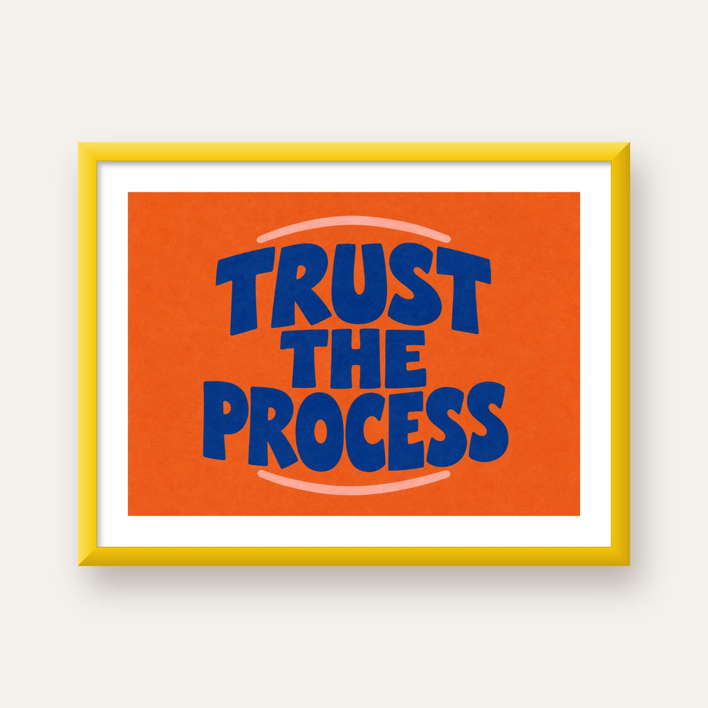 Trust The Process Poster – Motive Edici Tipografi Duvar Dekoru — sarı çerçeveli paspartulu