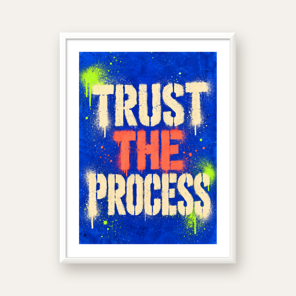 TRUST THE PROCESS Sözlü Graffiti Poster – Motive Edici Duvar Sanatı — beyaz çerçeveli dikey poster