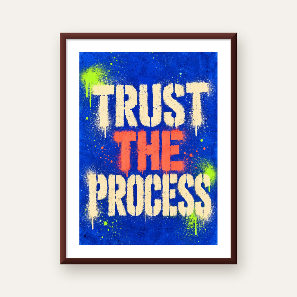 TRUST THE PROCESS Sözlü Graffiti Poster – Motive Edici Duvar Sanatı — ceviz çerçeveli paspartulu