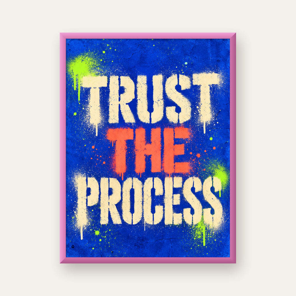 TRUST THE PROCESS Sözlü Graffiti Poster – Motive Edici Duvar Sanatı — pembe çerçeveli