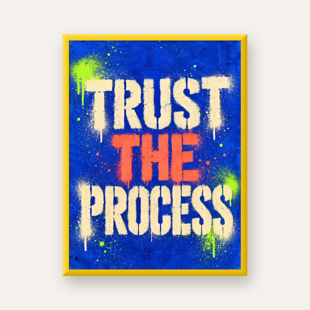 TRUST THE PROCESS Sözlü Graffiti Poster – Motive Edici Duvar Sanatı — sarı çerçeveli