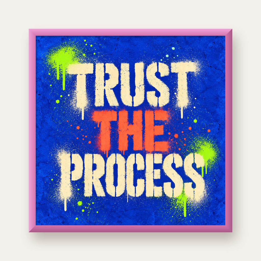 TRUST THE PROCESS Sözlü Graffiti Poster – Motive Edici Duvar Sanatı — pembe çerçeveli