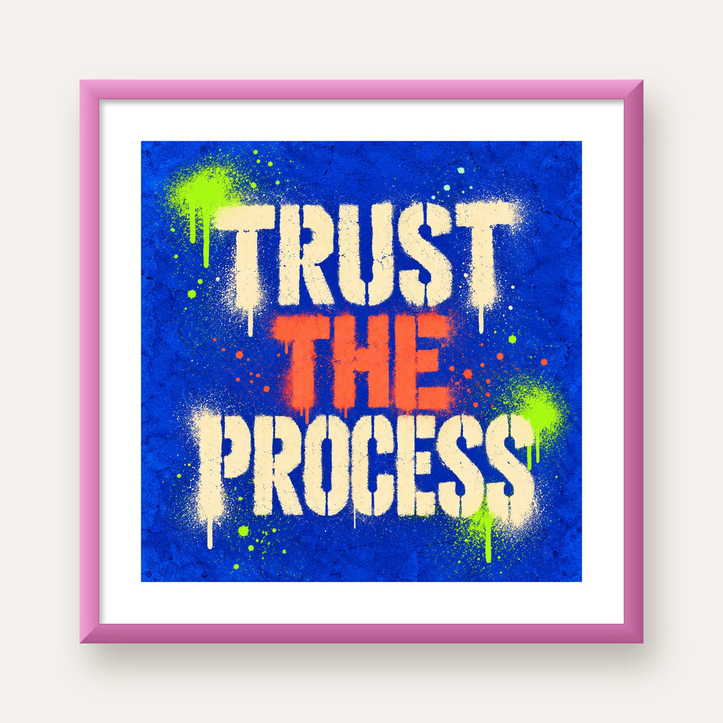TRUST THE PROCESS Sözlü Graffiti Poster – Motive Edici Duvar Sanatı — pembe çerçeveli paspartulu