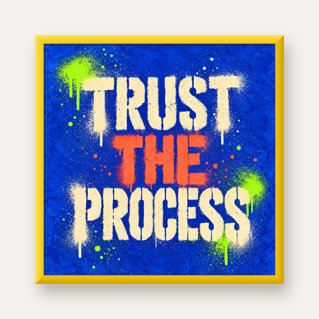 TRUST THE PROCESS Sözlü Graffiti Poster – Motive Edici Duvar Sanatı — sarı çerçeveli
