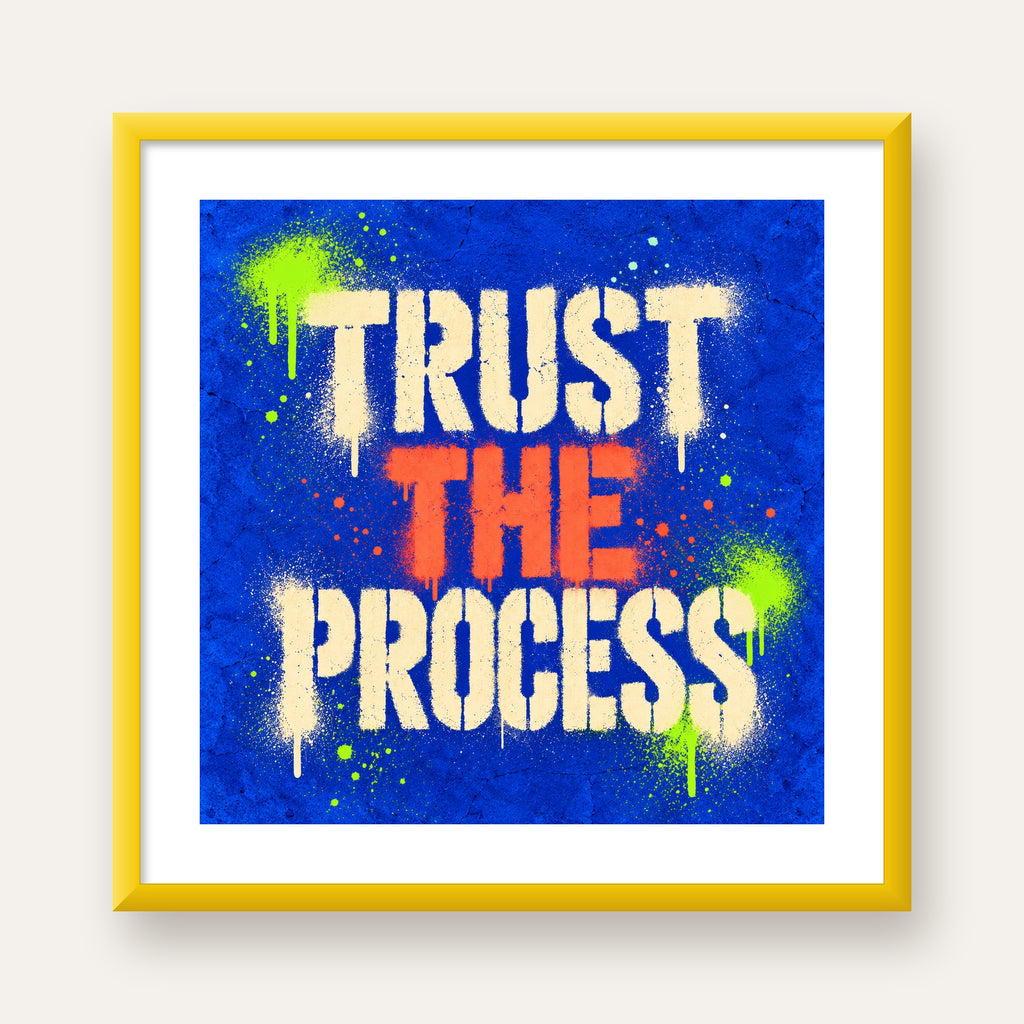 TRUST THE PROCESS Sözlü Graffiti Poster – Motive Edici Duvar Sanatı — sarı çerçeveli paspartulu