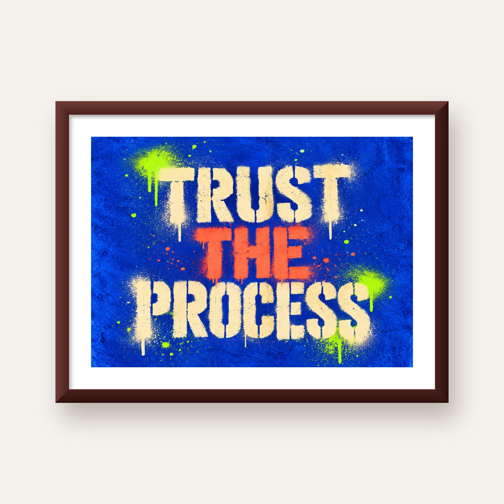 TRUST THE PROCESS Sözlü Graffiti Poster – Motive Edici Duvar Sanatı — ceviz çerçeveli paspartulu