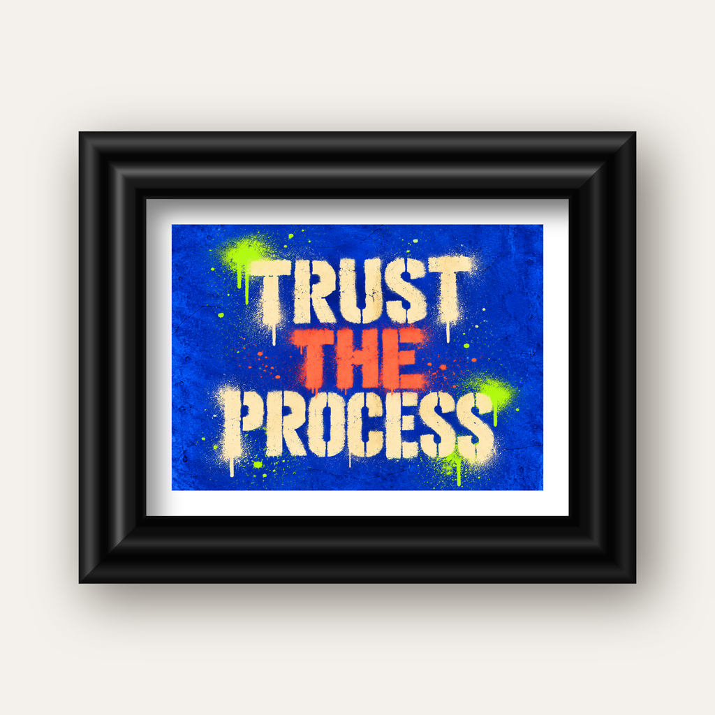 TRUST THE PROCESS Sözlü Graffiti Poster – Motive Edici Duvar Sanatı — siyah galeri çerçeveli paspartulu