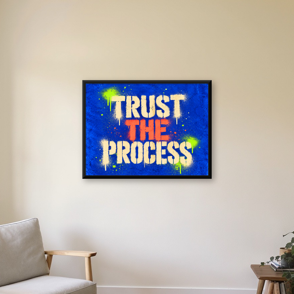 TRUST THE PROCESS Sözlü Graffiti Poster – Motive Edici Duvar Sanatı — Yatay baskı, çerçeveli hâliyle bir ev duvarında