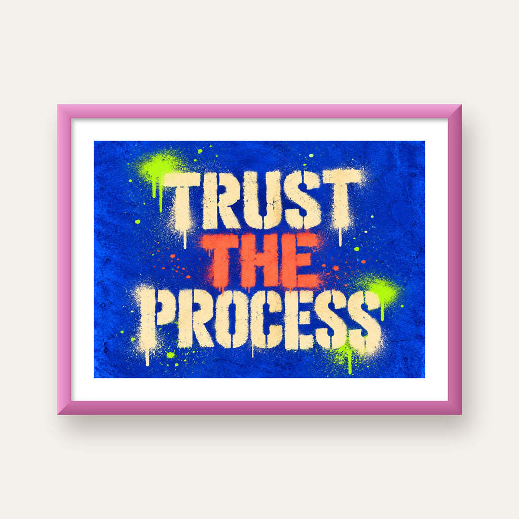 TRUST THE PROCESS Sözlü Graffiti Poster – Motive Edici Duvar Sanatı — pembe çerçeveli paspartulu