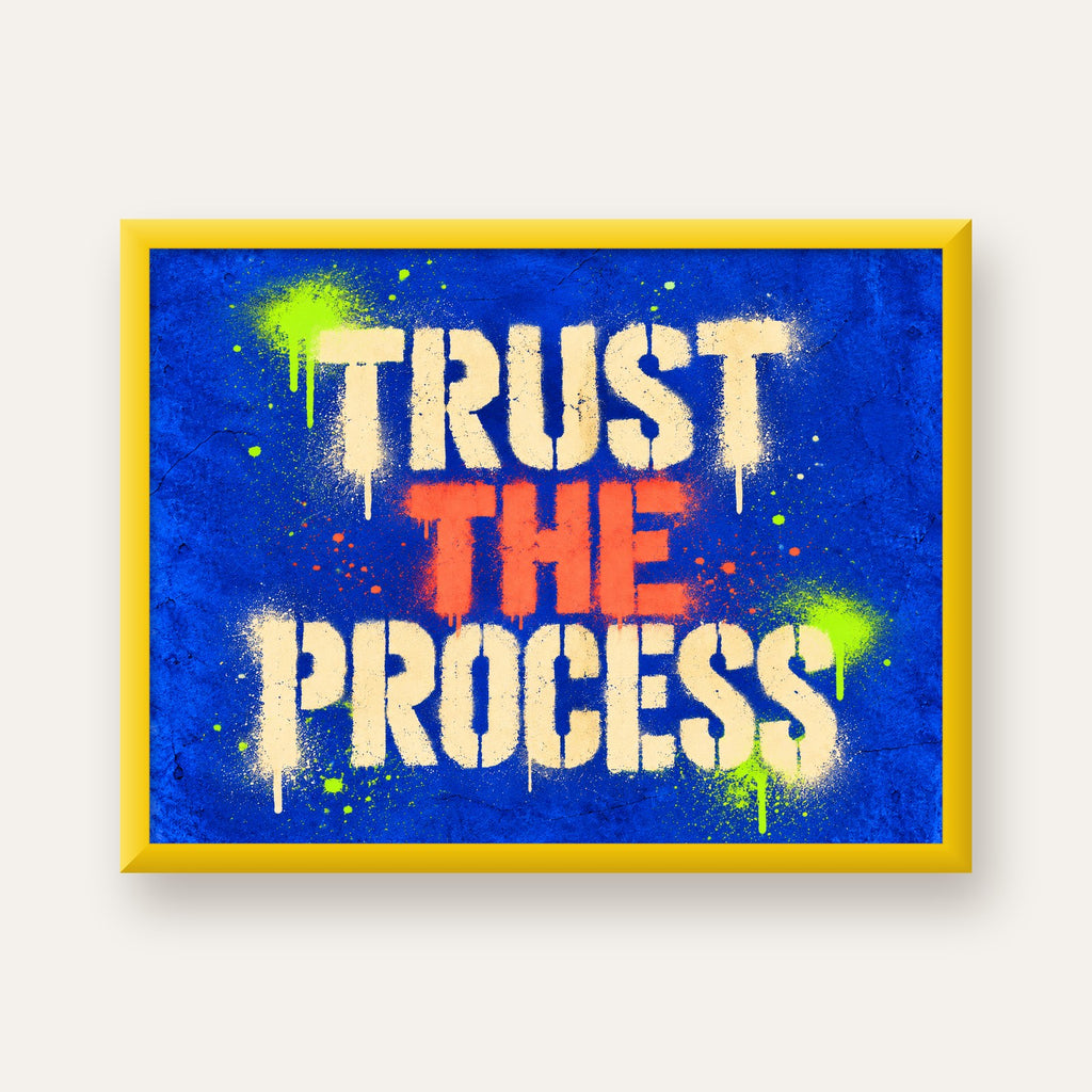 TRUST THE PROCESS Sözlü Graffiti Poster – Motive Edici Duvar Sanatı — sarı çerçeveli