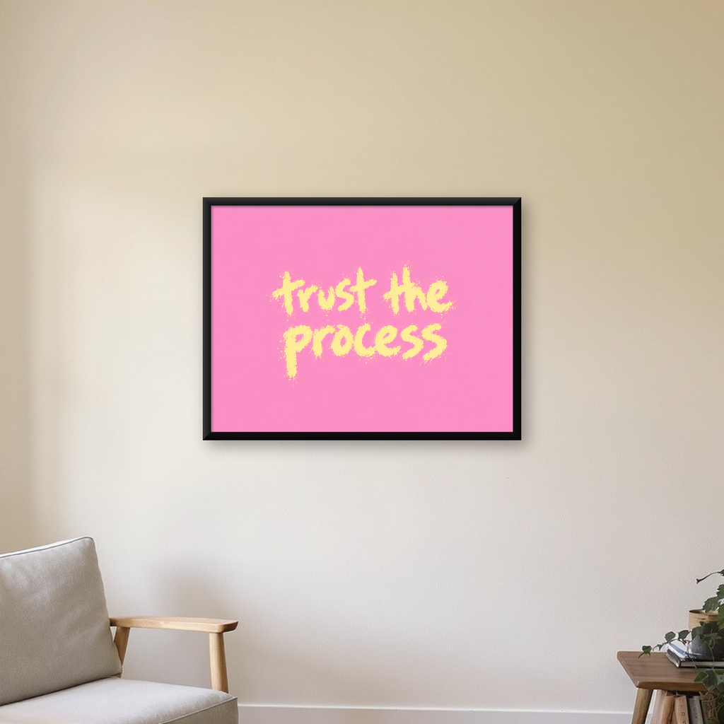 Trust The Process İlham Verici Modern Duvar Posteri — Yatay baskı, çerçeveli hâliyle bir ev duvarında