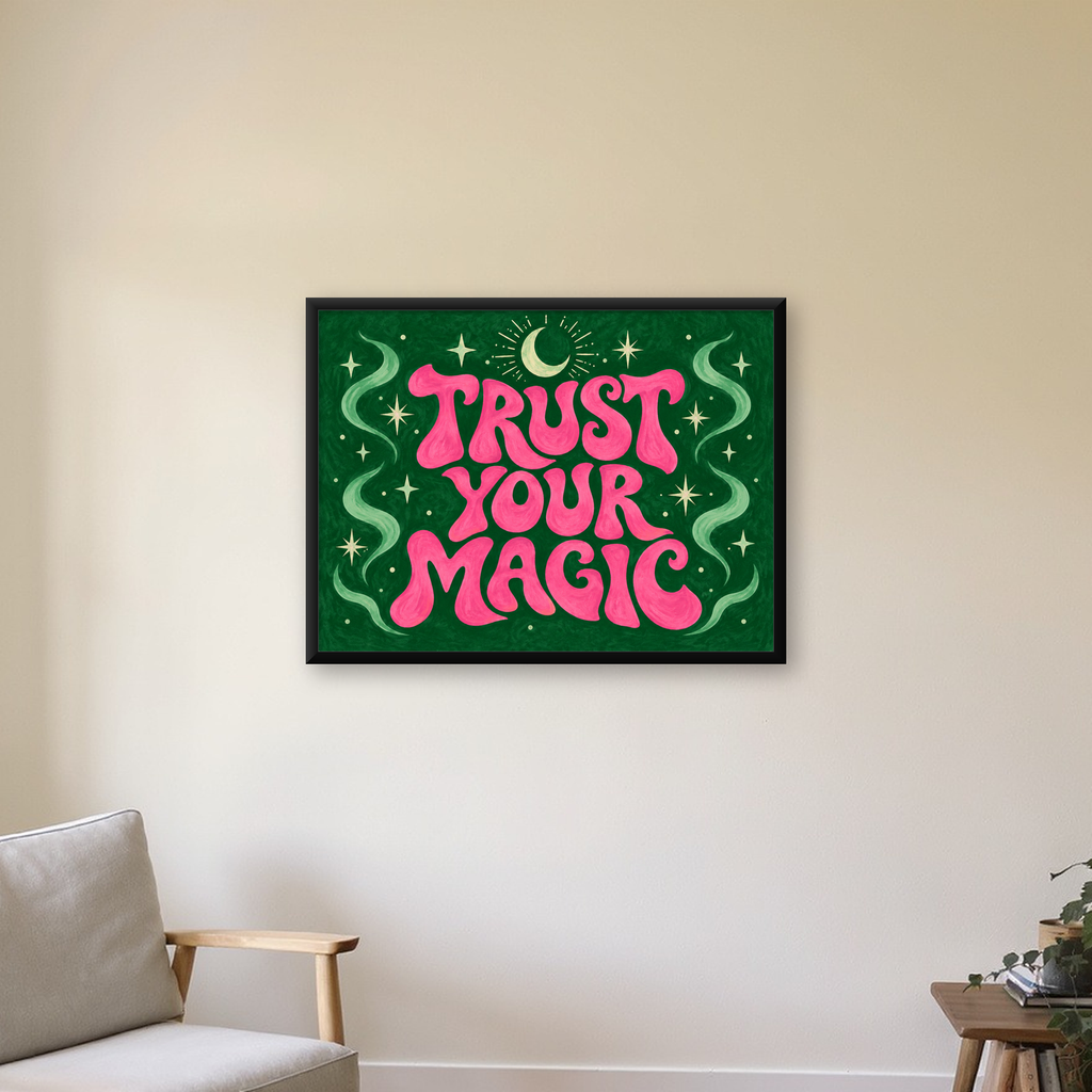 Trust Your Magic Poster – Büyülü Tipografi Sanat Baskısı — Yatay baskı, çerçeveli hâliyle bir ev duvarında
