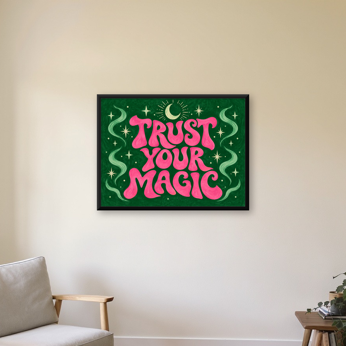 Trust Your Magic Poster – Büyülü Tipografi Sanat Baskısı — Yatay baskı, çerçeveli hâliyle bir ev duvarında