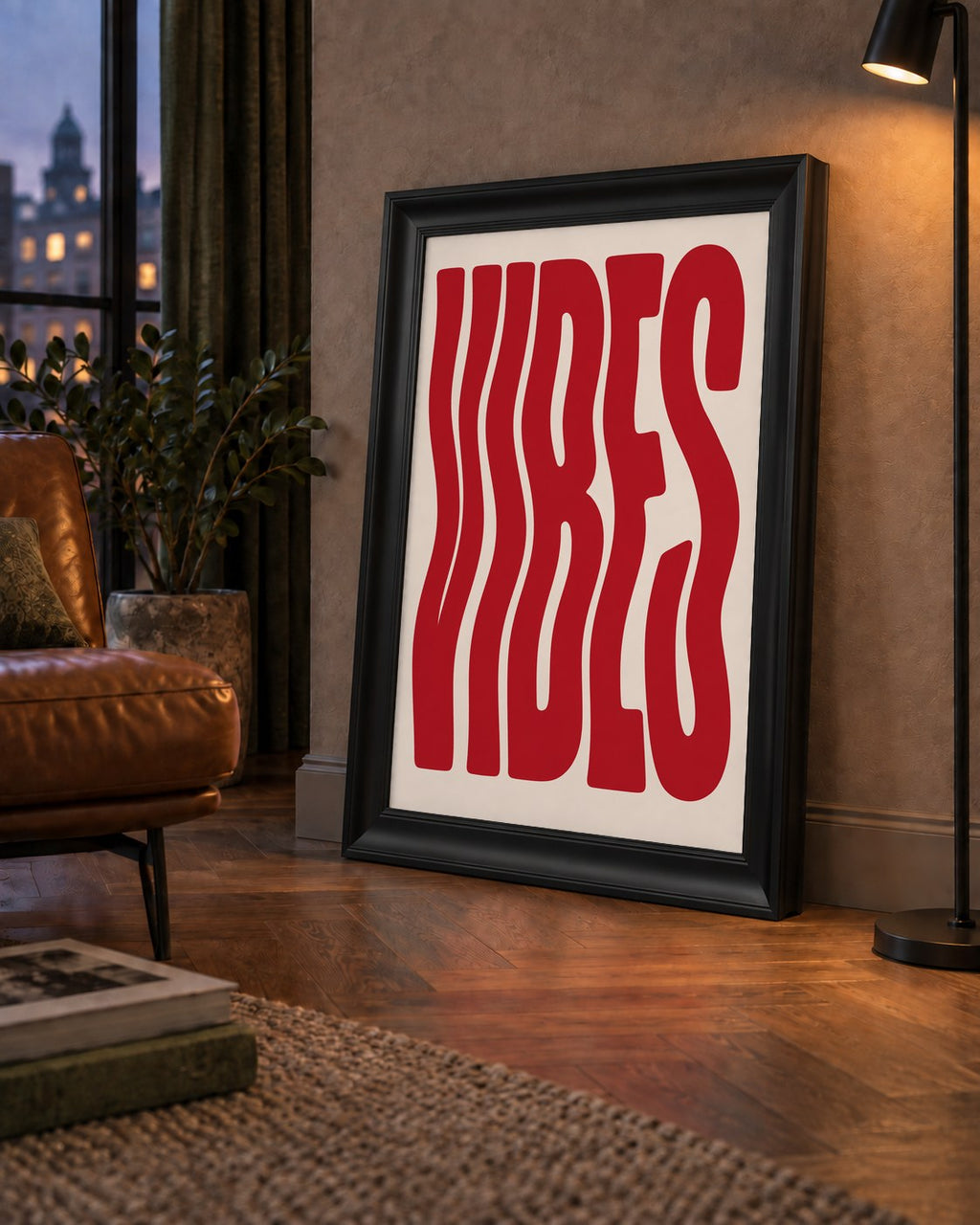 Dalgalı Tipografi Vibes Kırmızı Minimal Poster Baskısı — çerçeveli hâliyle bir ev duvarında