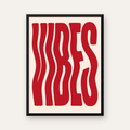 Dalgalı Tipografi Vibes Kırmızı Minimal Poster Baskısı — Dikey baskı, düz siyah çerçeveli duvar posteri