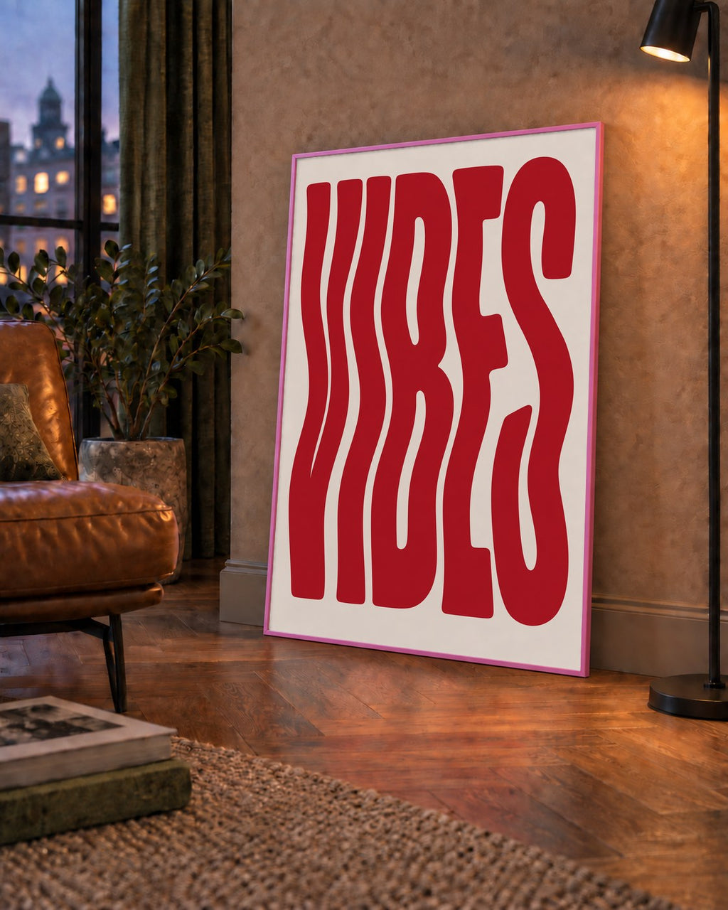 Dalgalı Tipografi Vibes Kırmızı Minimal Poster Baskısı — çerçeveli hâliyle bir ev duvarında