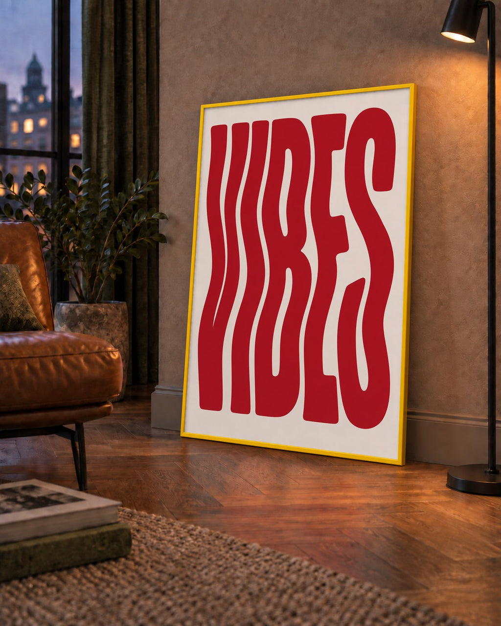 Dalgalı Tipografi Vibes Kırmızı Minimal Poster Baskısı — çerçeveli hâliyle bir ev duvarında