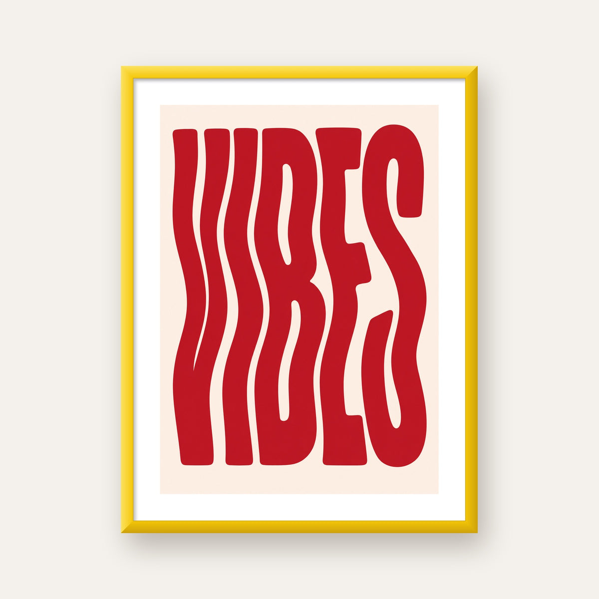 Dalgalı Tipografi Vibes Kırmızı Minimal Poster Baskısı — sarı çerçeveli paspartulu