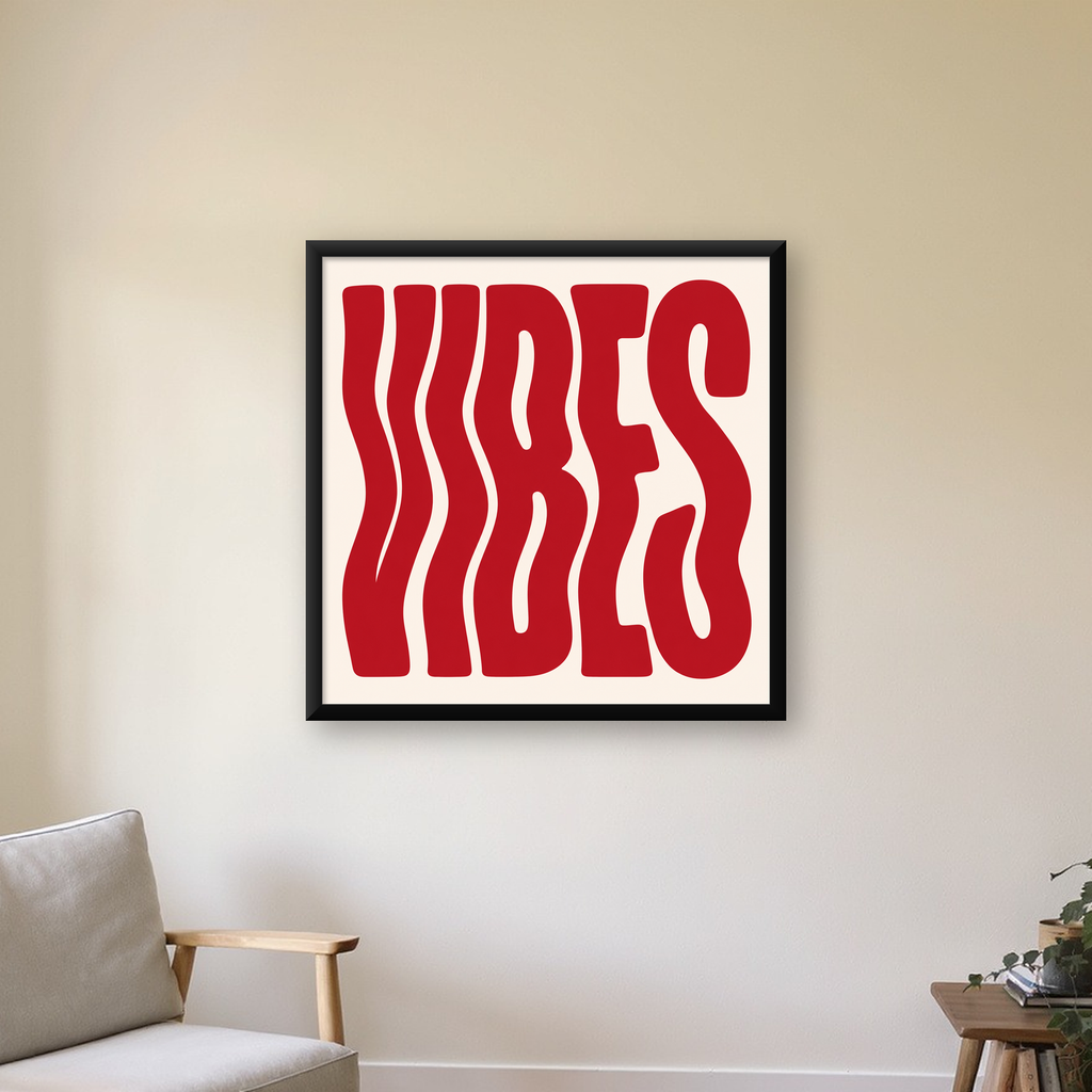 Dalgalı Tipografi Vibes Kırmızı Minimal Poster Baskısı — Kare baskı, çerçeveli hâliyle bir ev duvarında