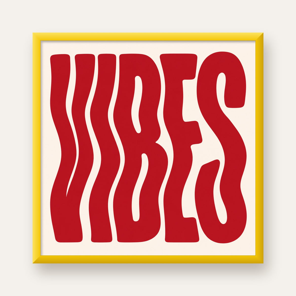 Dalgalı Tipografi Vibes Kırmızı Minimal Poster Baskısı — sarı çerçeveli