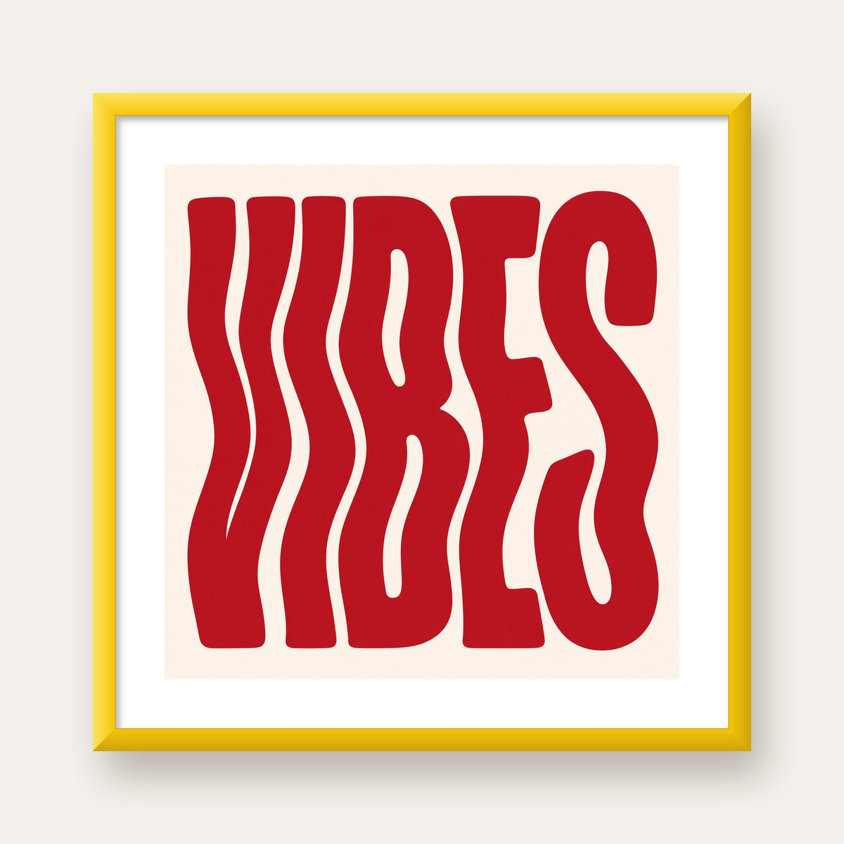 Dalgalı Tipografi Vibes Kırmızı Minimal Poster Baskısı — sarı çerçeveli paspartulu