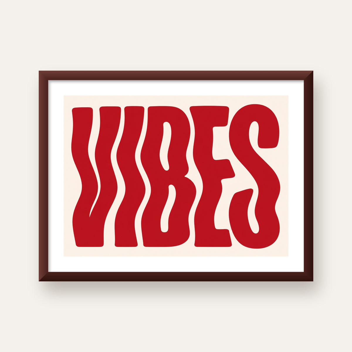 Dalgalı Tipografi Vibes Kırmızı Minimal Poster Baskısı — ceviz çerçeveli paspartulu