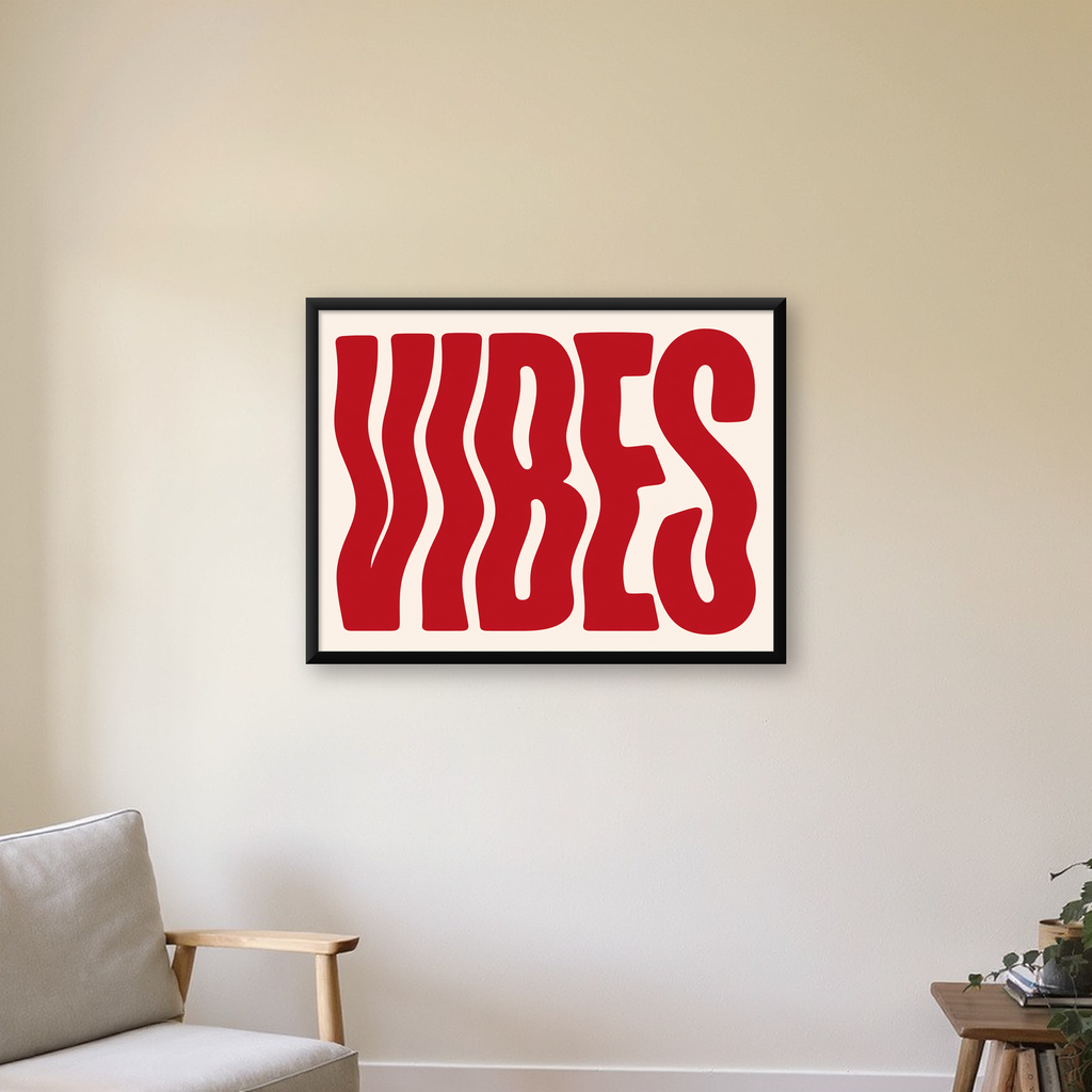 Dalgalı Tipografi Vibes Kırmızı Minimal Poster Baskısı — Yatay baskı, çerçeveli hâliyle bir ev duvarında