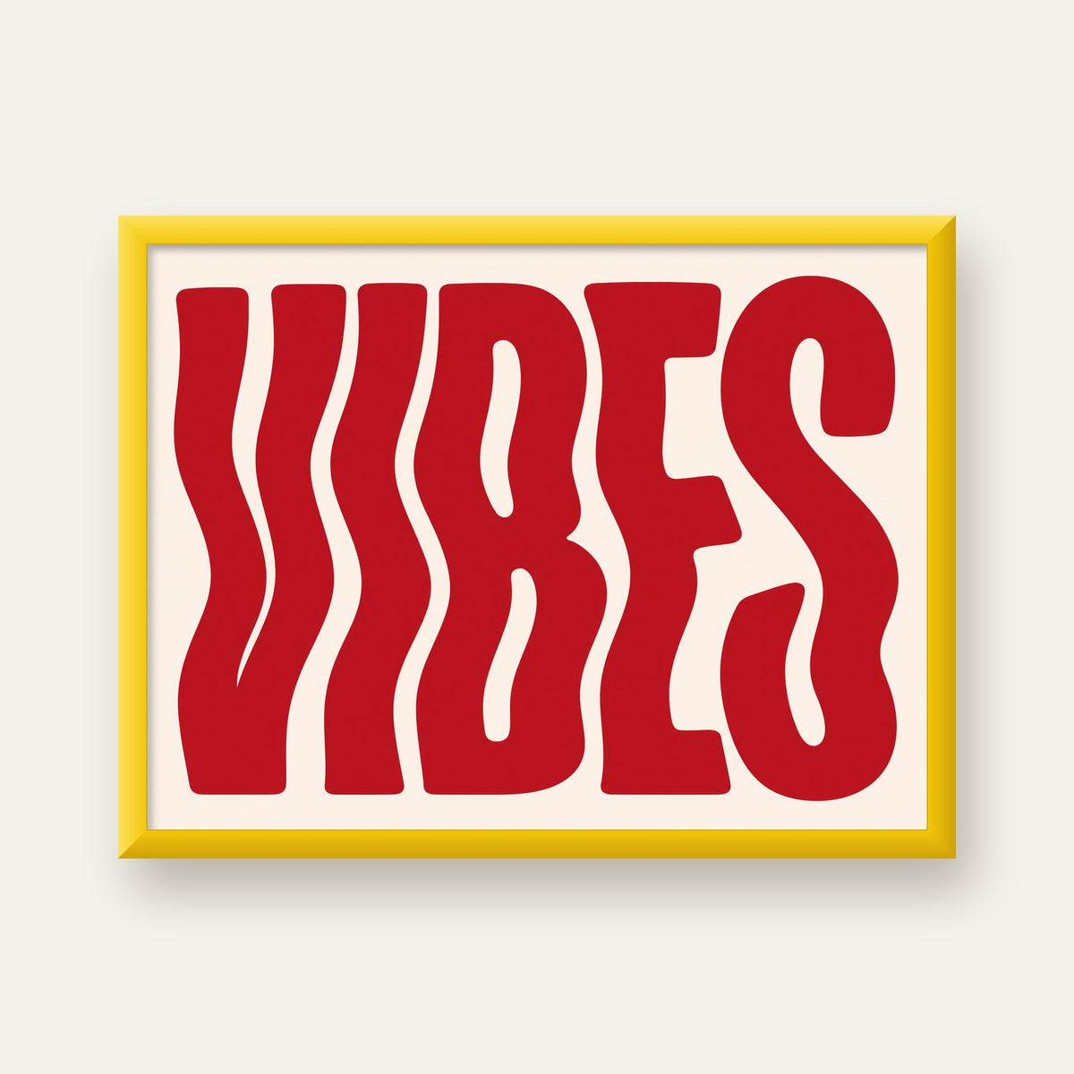Dalgalı Tipografi Vibes Kırmızı Minimal Poster Baskısı — sarı çerçeveli