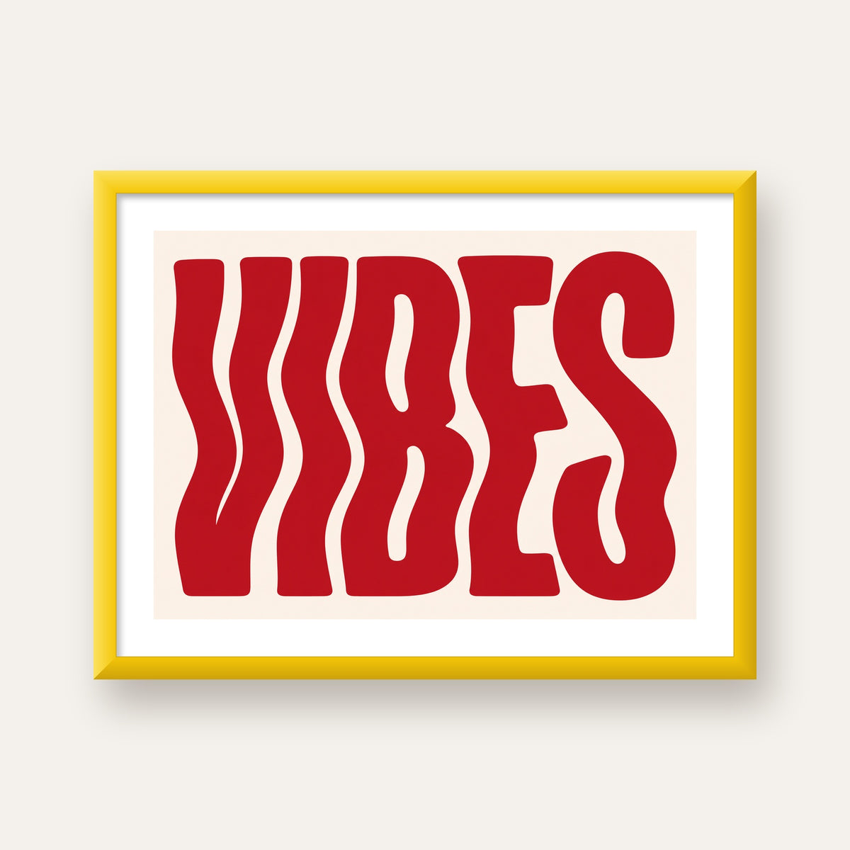 Dalgalı Tipografi Vibes Kırmızı Minimal Poster Baskısı — sarı çerçeveli paspartulu