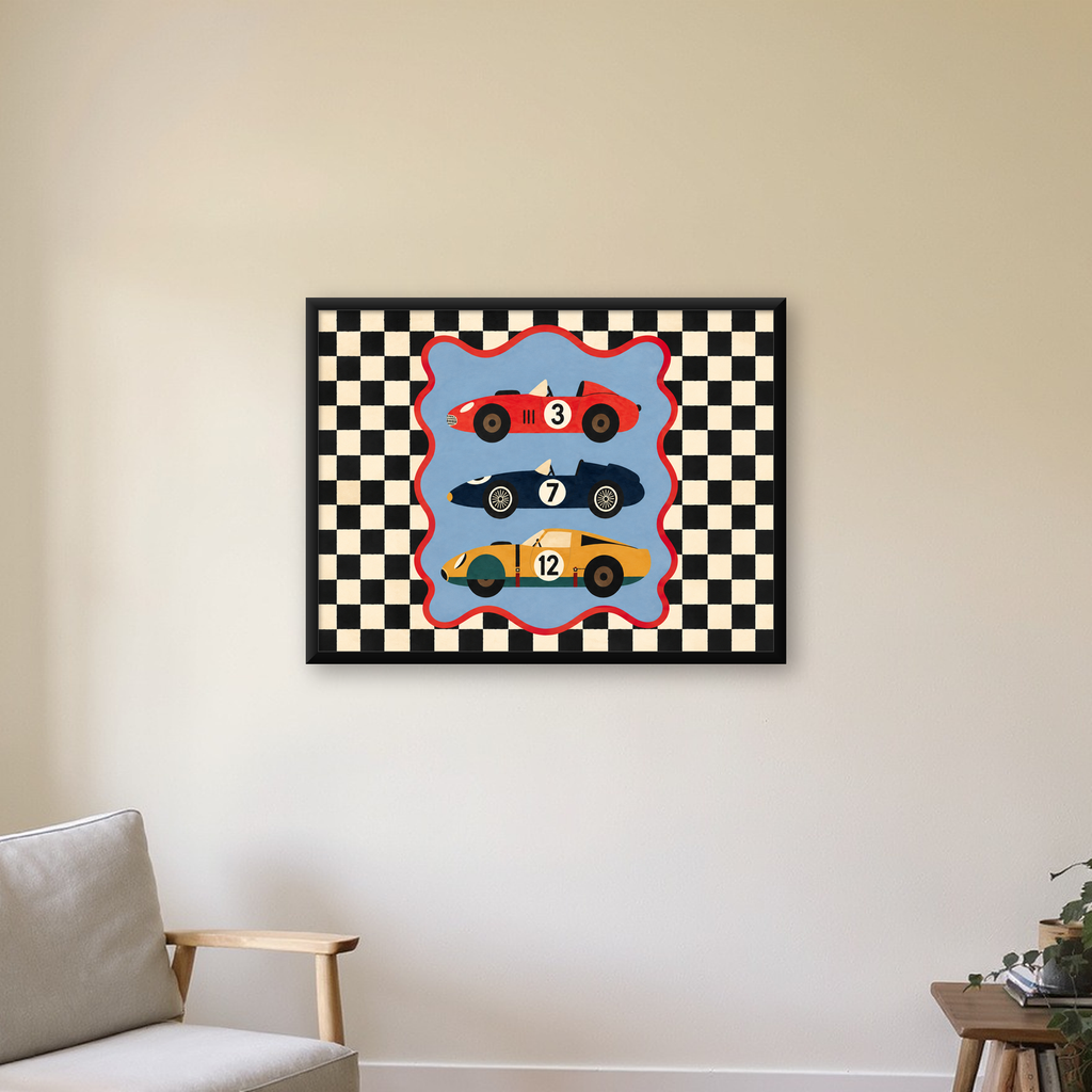 Retro Yarış Arabaları Çizimi Renkli Çocuk Odası Posteri — Yatay baskı, çerçeveli hâliyle bir ev duvarında