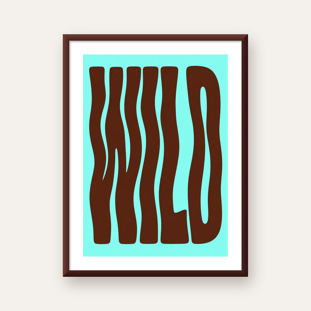 Retro Tipografi Poster – WILD Yazılı Modern Sanat Baskısı — ceviz çerçeveli paspartulu