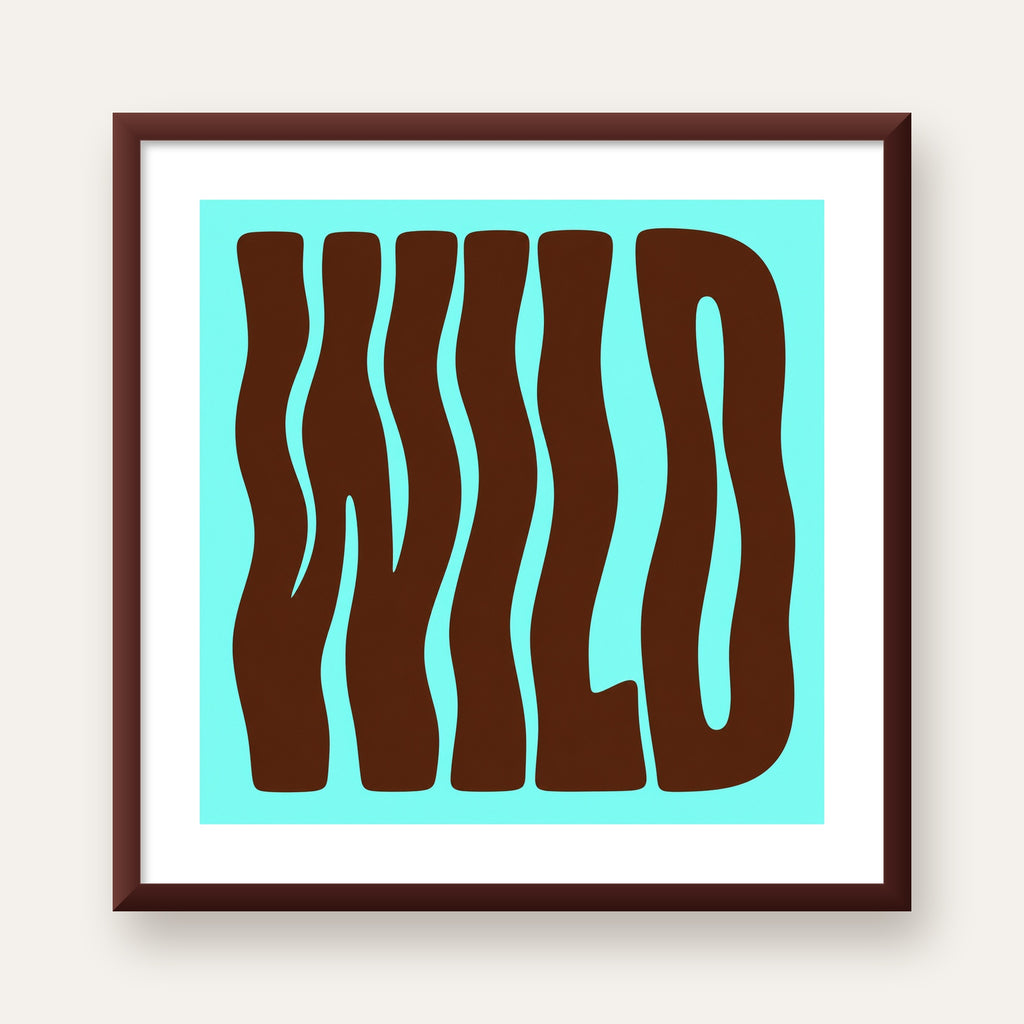 Retro Tipografi Poster – WILD Yazılı Modern Sanat Baskısı — ceviz çerçeveli paspartulu