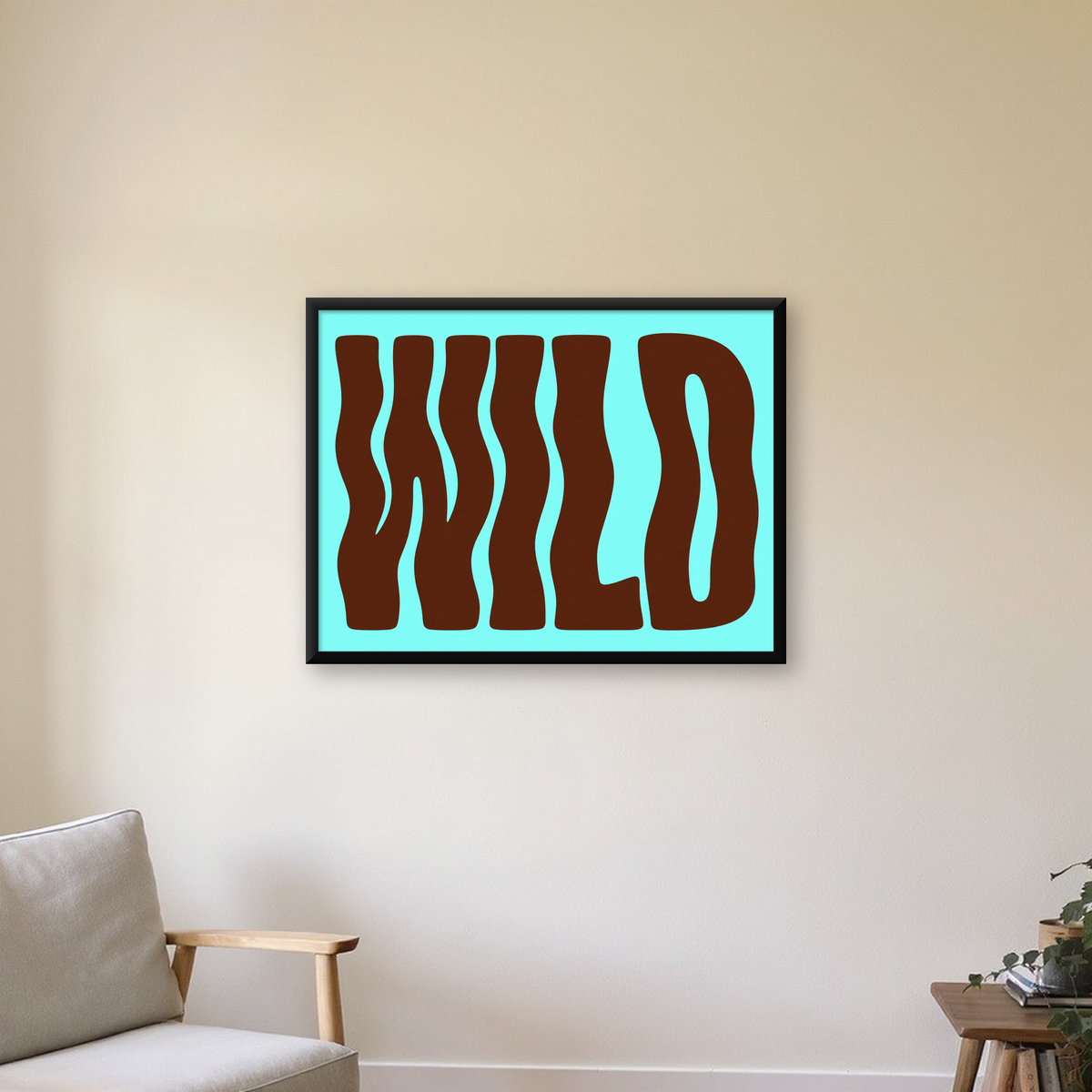 Retro Tipografi Poster – WILD Yazılı Modern Sanat Baskısı — Yatay baskı, çerçeveli hâliyle bir ev duvarında