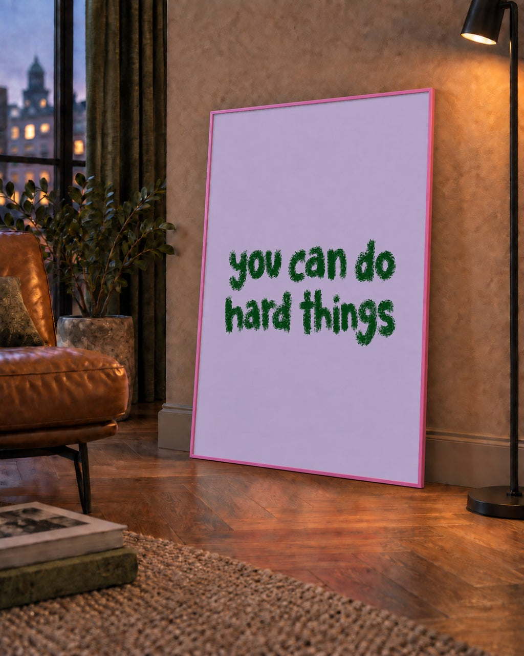 You Can Do Hard Things – Motivasyon Tipografi Poster — çerçeveli hâliyle bir ev duvarında
