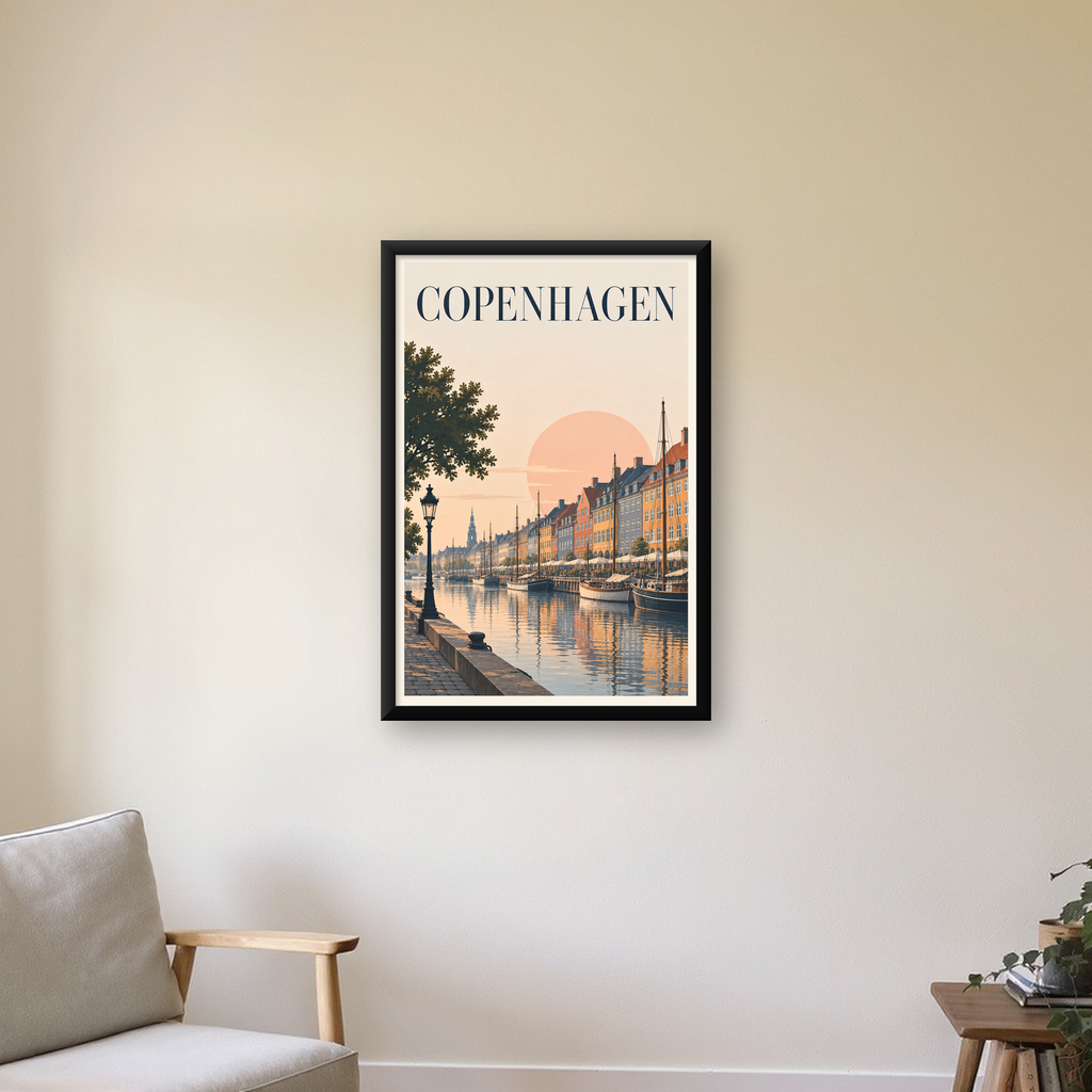 Kopenhag Şehir Manzarası Poster – Pastel Akşam Atmosferi — Dikey baskı, çerçeveli hâliyle bir ev duvarında