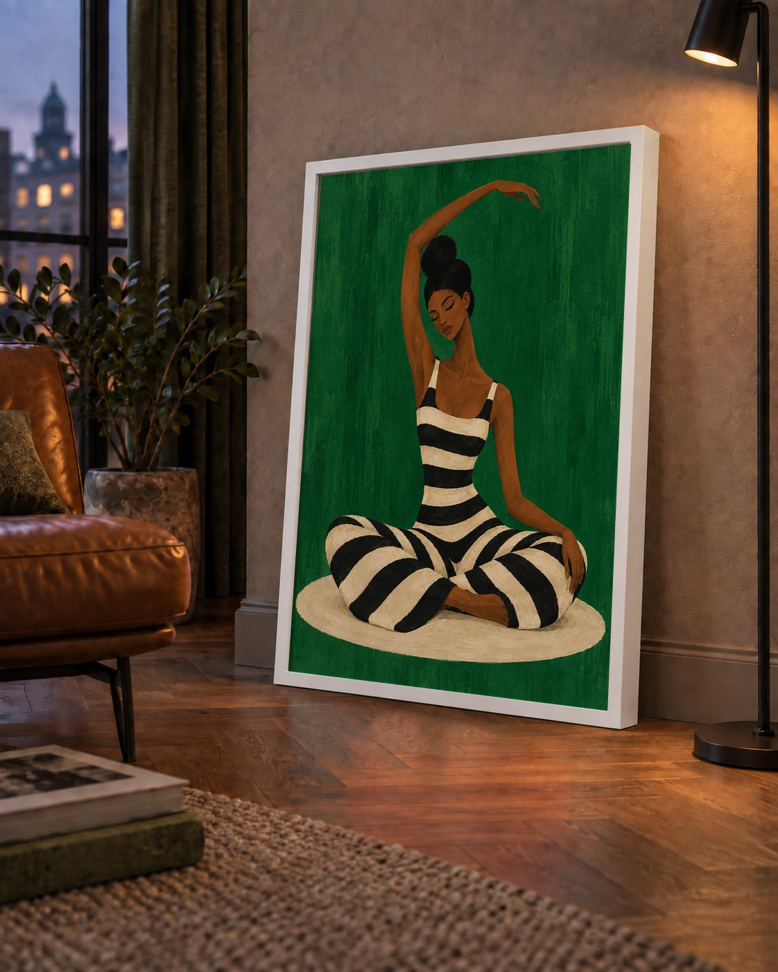 Zümrüt Yeşili Çizgili Yoga Molası Poster — çerçeveli hâliyle bir ev duvarında